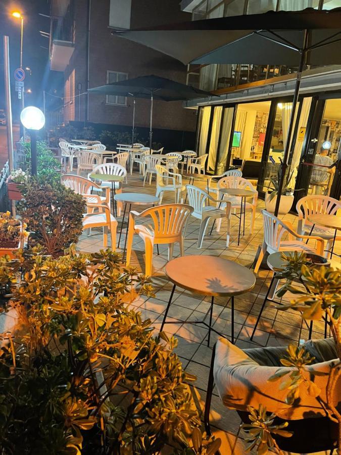 Hotel Orlov Rimini Buitenkant foto