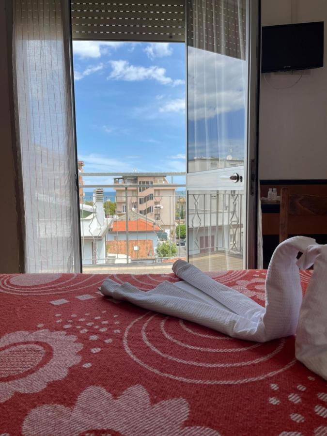 Hotel Orlov Rimini Buitenkant foto