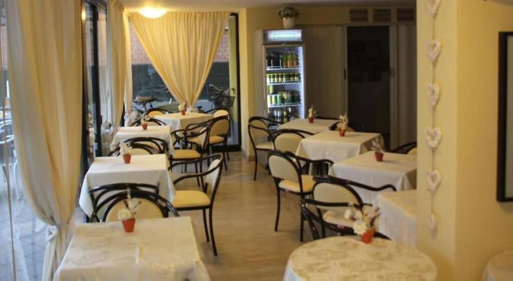 Hotel Orlov Rimini Buitenkant foto