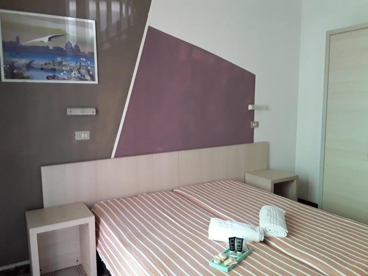Hotel Orlov Rimini Buitenkant foto