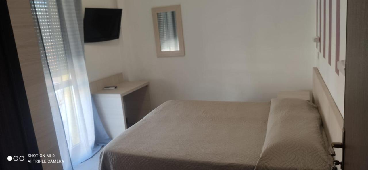 Hotel Orlov Rimini Buitenkant foto