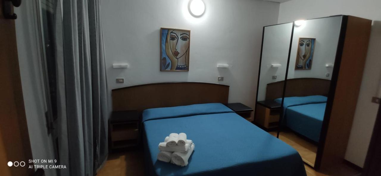 Hotel Orlov Rimini Buitenkant foto