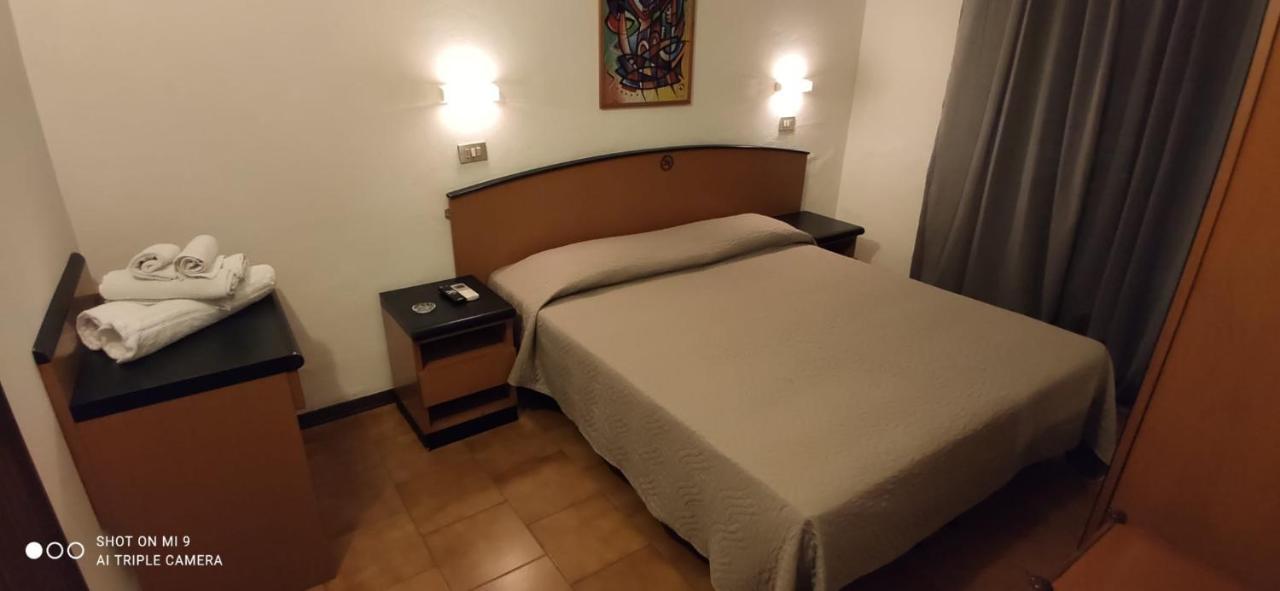 Hotel Orlov Rimini Buitenkant foto