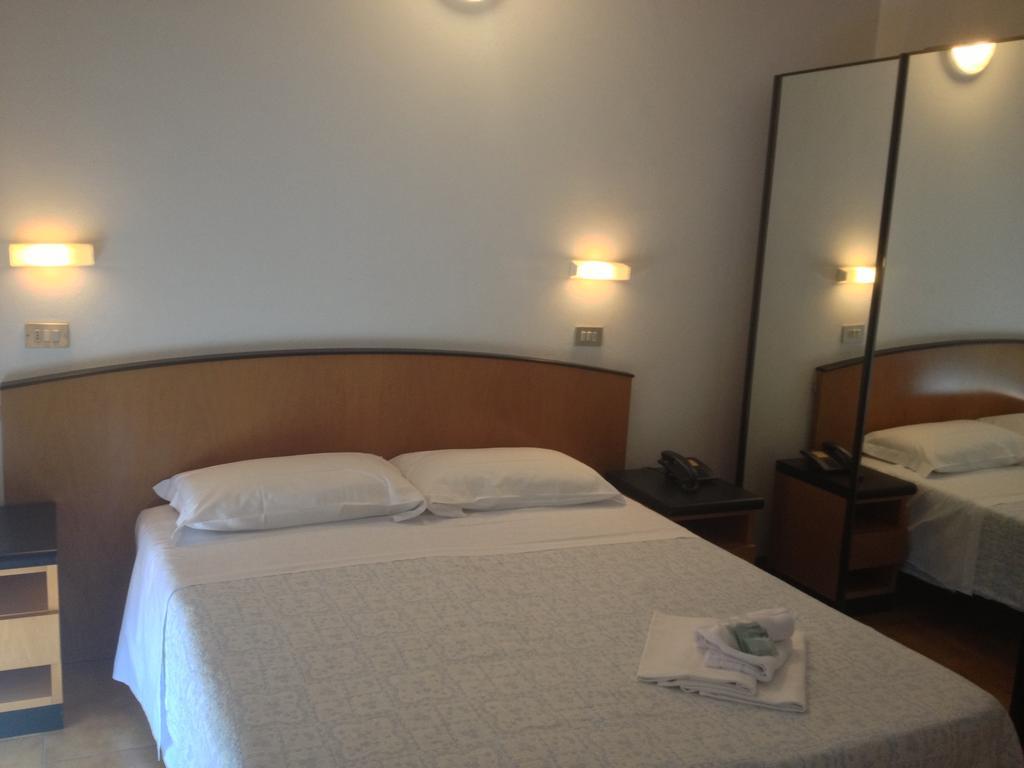 Hotel Orlov Rimini Buitenkant foto