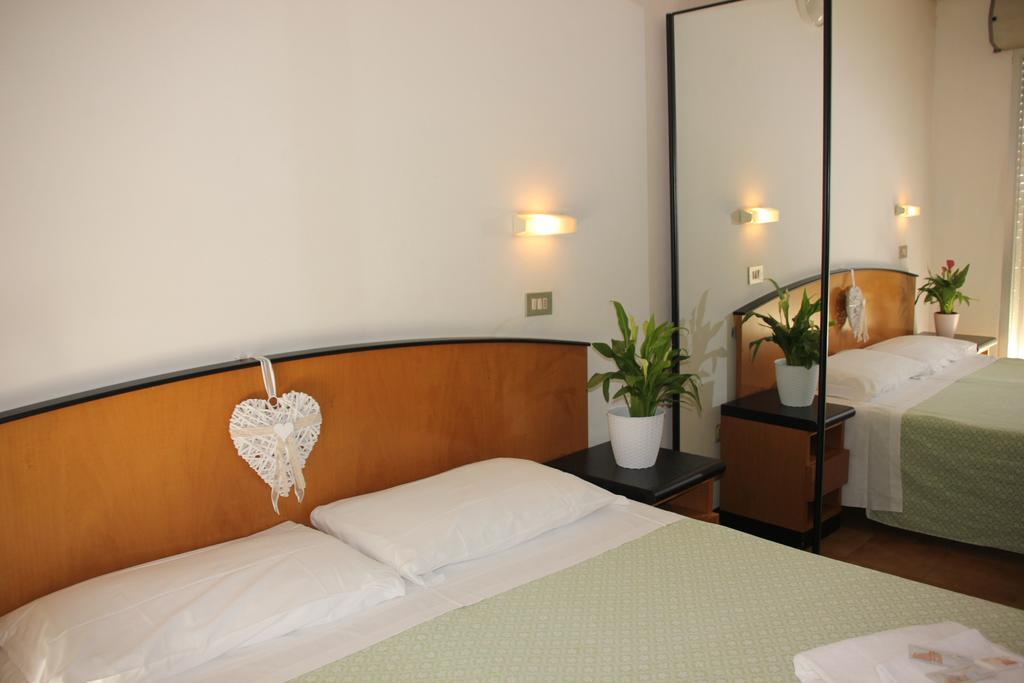 Hotel Orlov Rimini Buitenkant foto