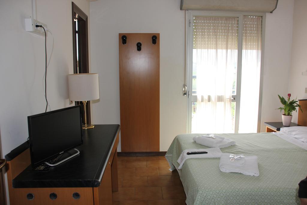 Hotel Orlov Rimini Buitenkant foto