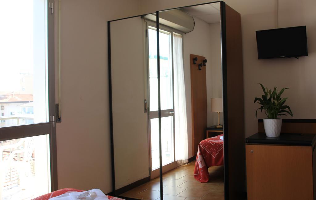 Hotel Orlov Rimini Buitenkant foto
