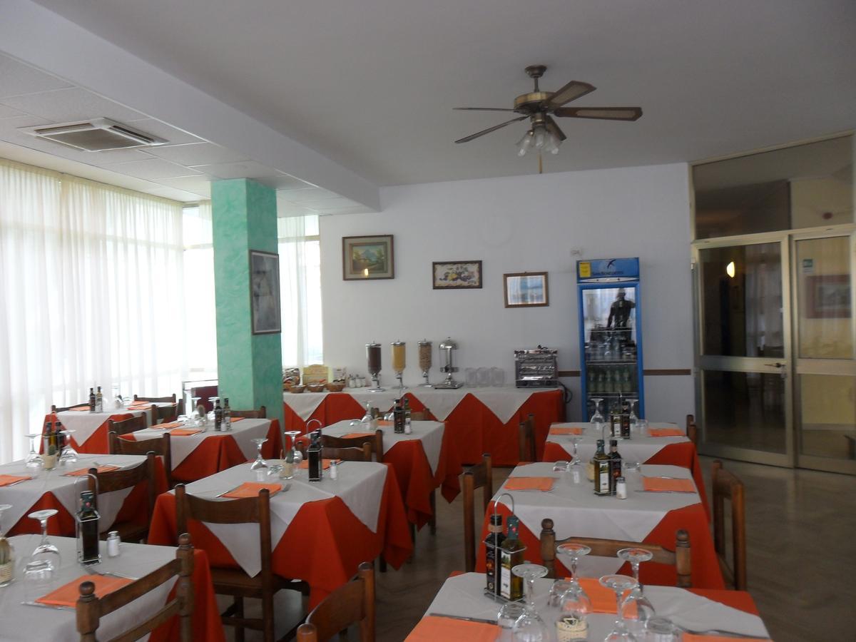 Hotel Orlov Rimini Buitenkant foto