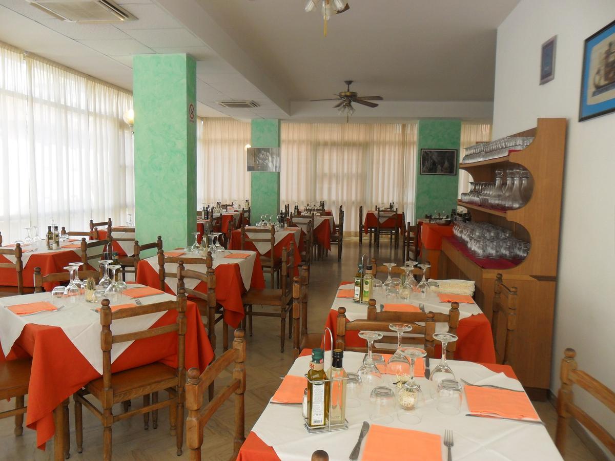 Hotel Orlov Rimini Buitenkant foto