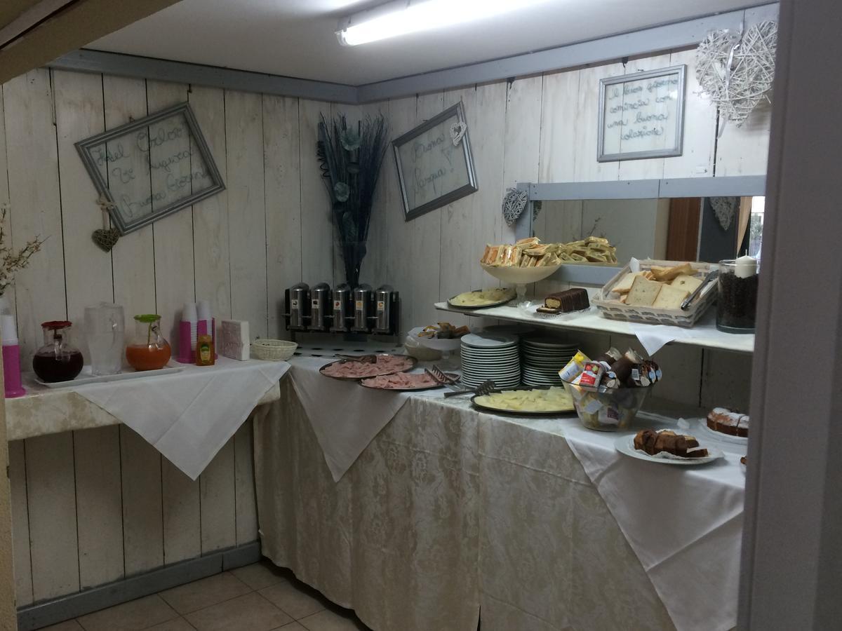 Hotel Orlov Rimini Buitenkant foto
